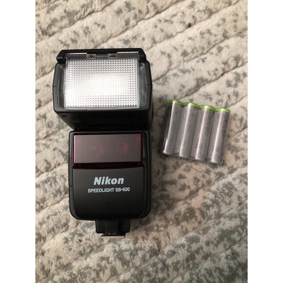 Nikon Speedlight SB-600 Shoe Mount Flash - Picture 1 of 10